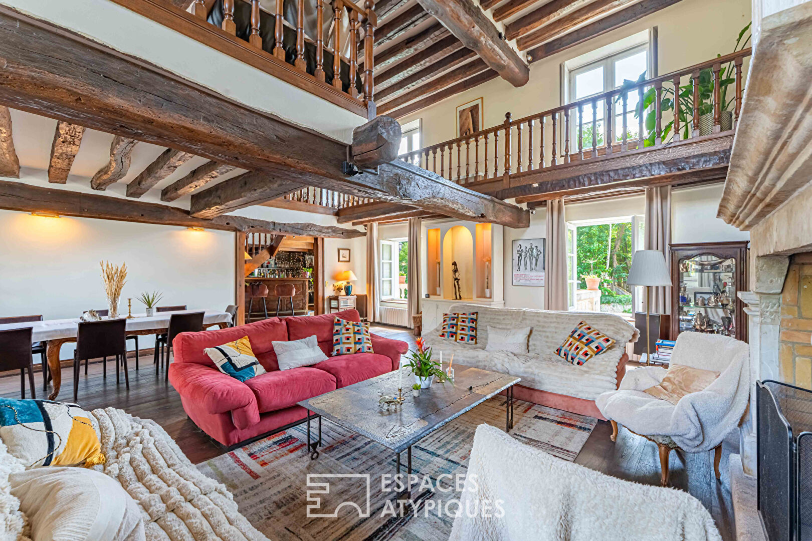 Mansion and renovated barn, a place of inspiration between art, nature and prestige in the Chevreuse Valley: