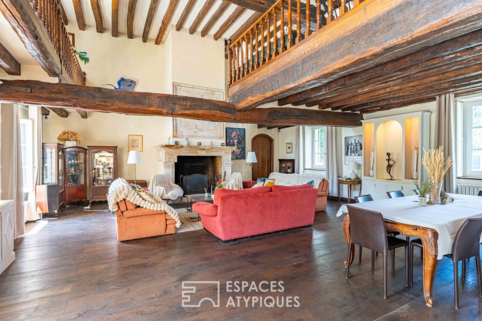Mansion and renovated barn, a place of inspiration between art, nature and prestige in the Chevreuse Valley: