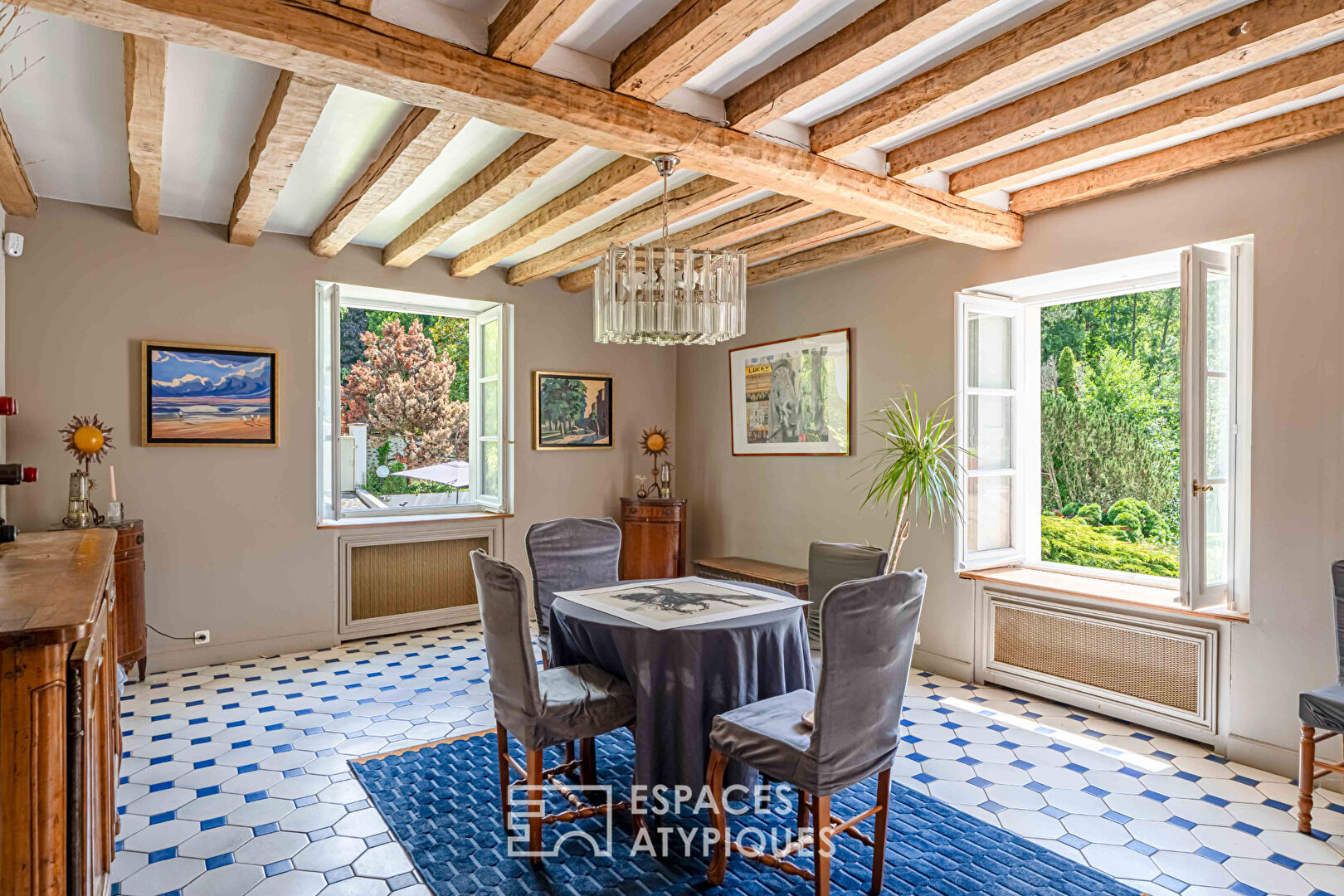 Mansion and renovated barn, a place of inspiration between art, nature and prestige in the Chevreuse Valley:
