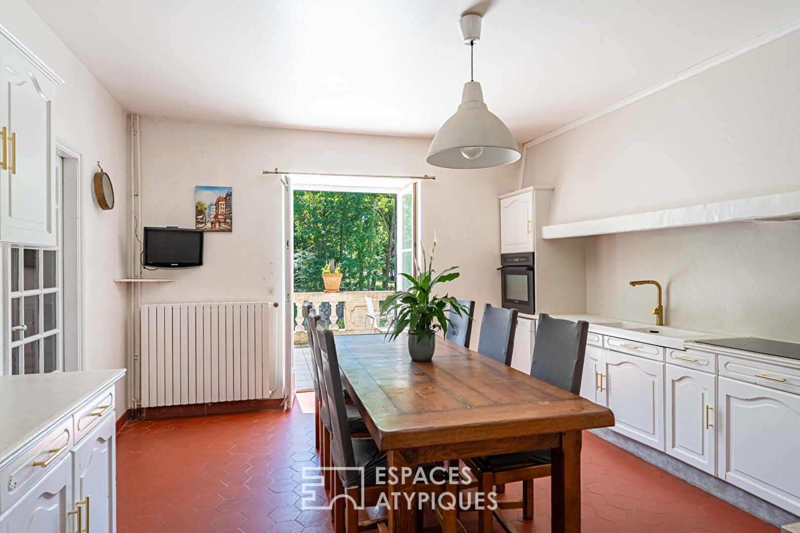 Mansion and renovated barn, a place of inspiration between art, nature and prestige in the Chevreuse Valley: