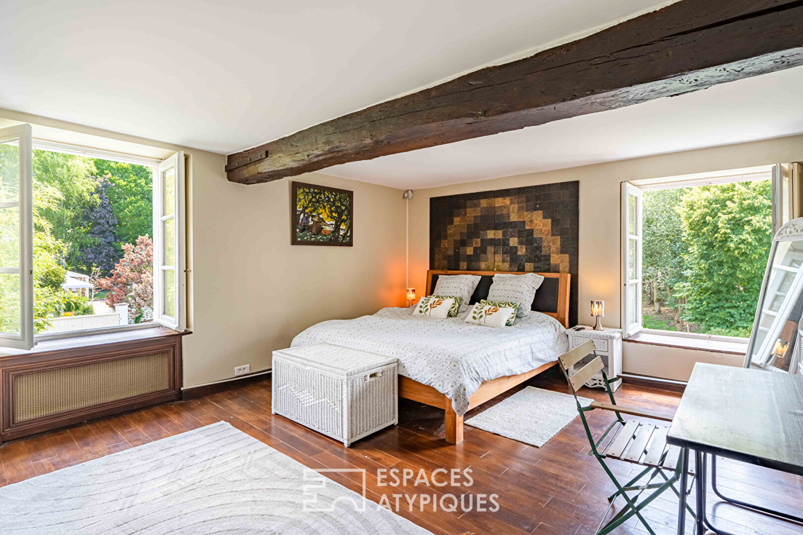 Mansion and renovated barn, a place of inspiration between art, nature and prestige in the Chevreuse Valley: