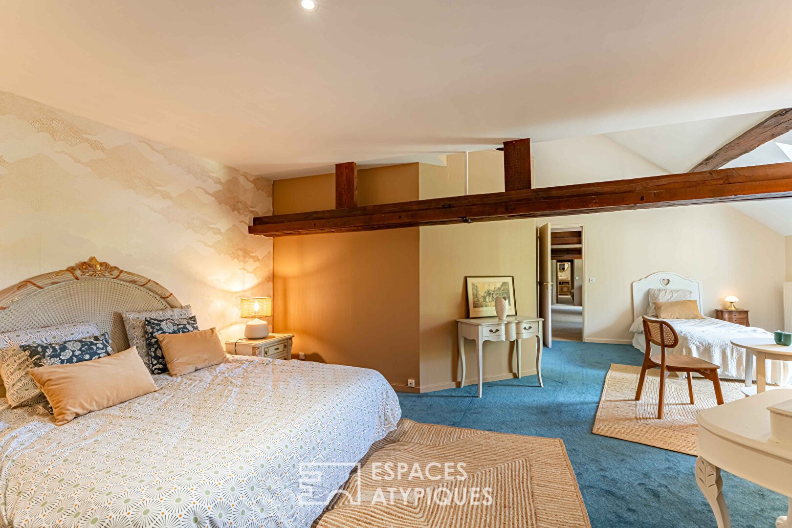Mansion and renovated barn, a place of inspiration between art, nature and prestige in the Chevreuse Valley: