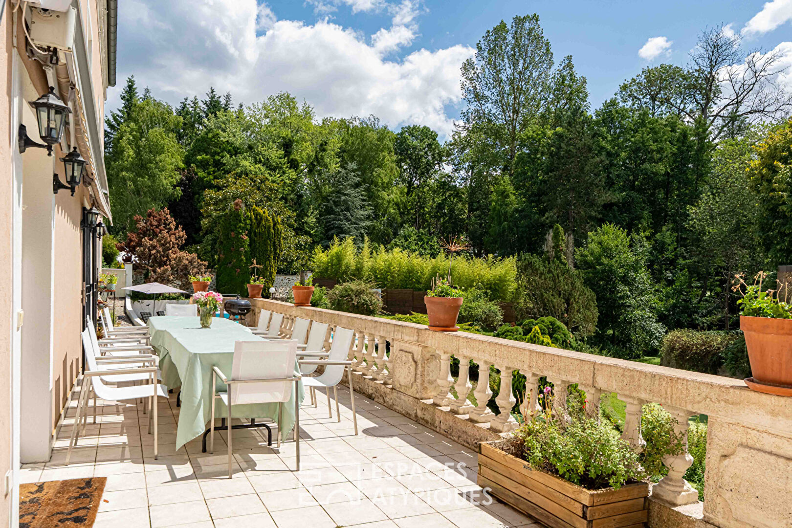 Mansion and renovated barn, a place of inspiration between art, nature and prestige in the Chevreuse Valley: