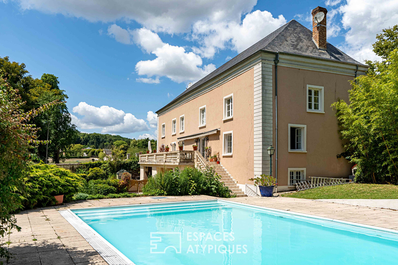 Mansion and renovated barn, a place of inspiration between art, nature and prestige in the Chevreuse Valley: