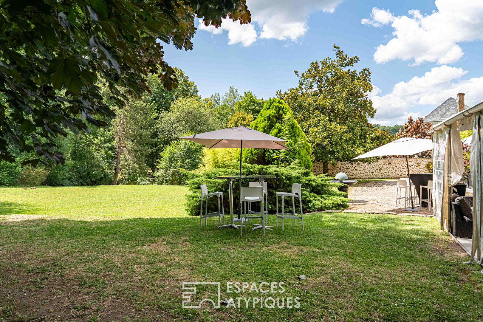 Mansion and renovated barn, a place of inspiration between art, nature and prestige in the Chevreuse Valley: