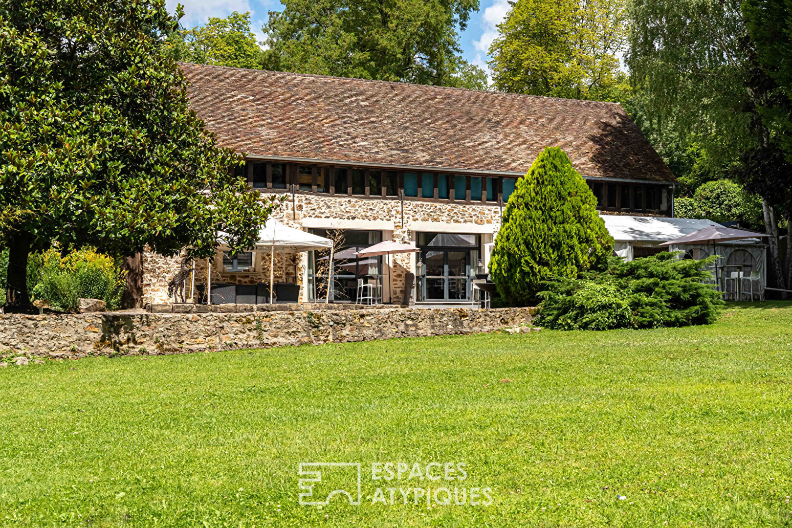 Mansion and renovated barn, a place of inspiration between art, nature and prestige in the Chevreuse Valley: