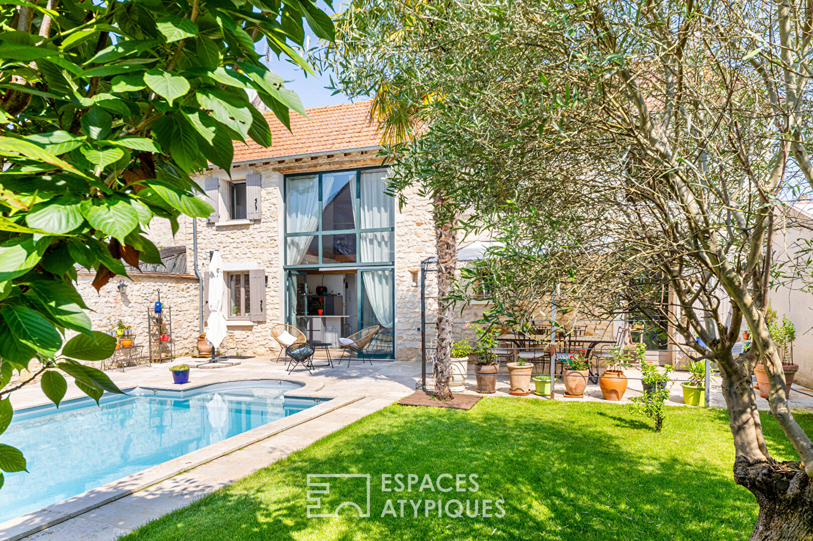 Vieilles pierres, volumes et piscine au coeur de Vernouillet