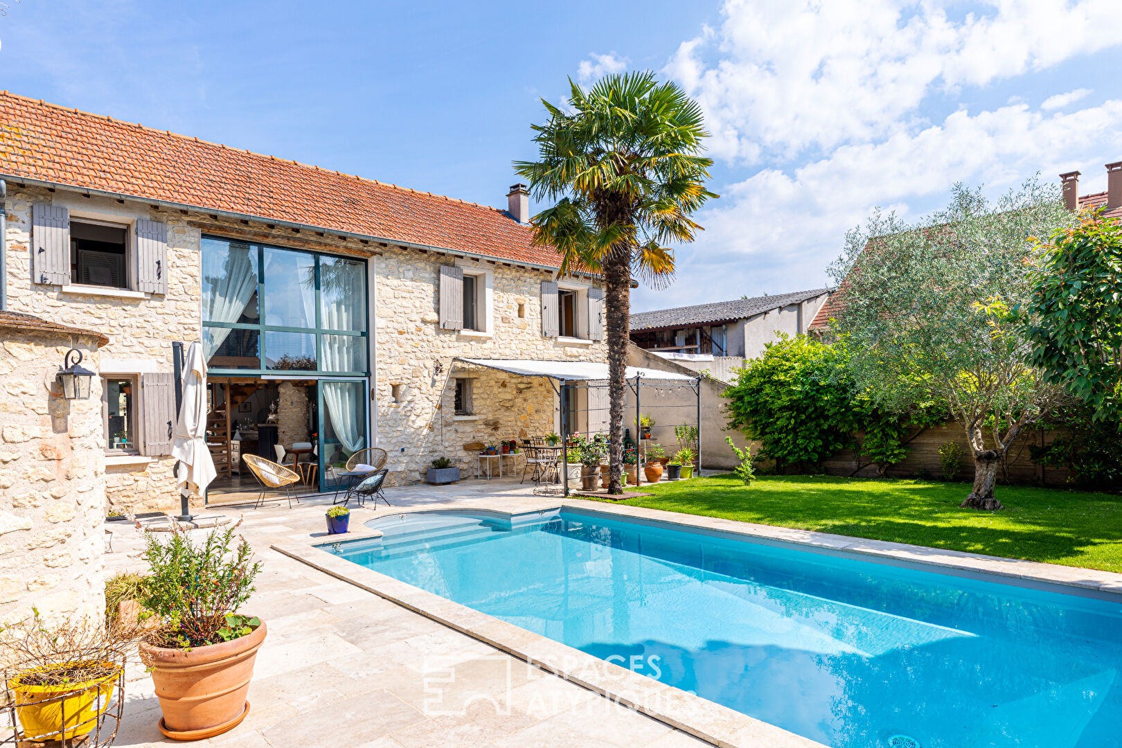 Vieilles pierres, volumes et piscine au coeur de Vernouillet