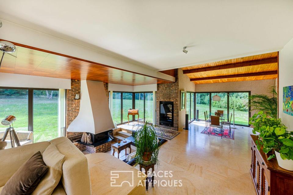 Maison d'architecte 70's avec piscine et tennis, dans un magnifique écrin de verdure