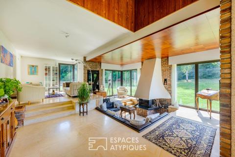 Maison d&rsquo;architecte 70&rsquo;s avec piscine et tennis, dans un magnifique écrin de verdure
