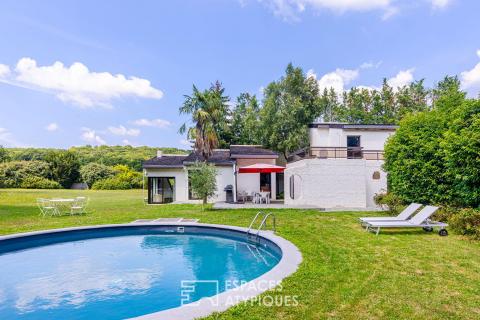 70s architect-designed house with swimming pool and tennis court, in a magnificent green setting