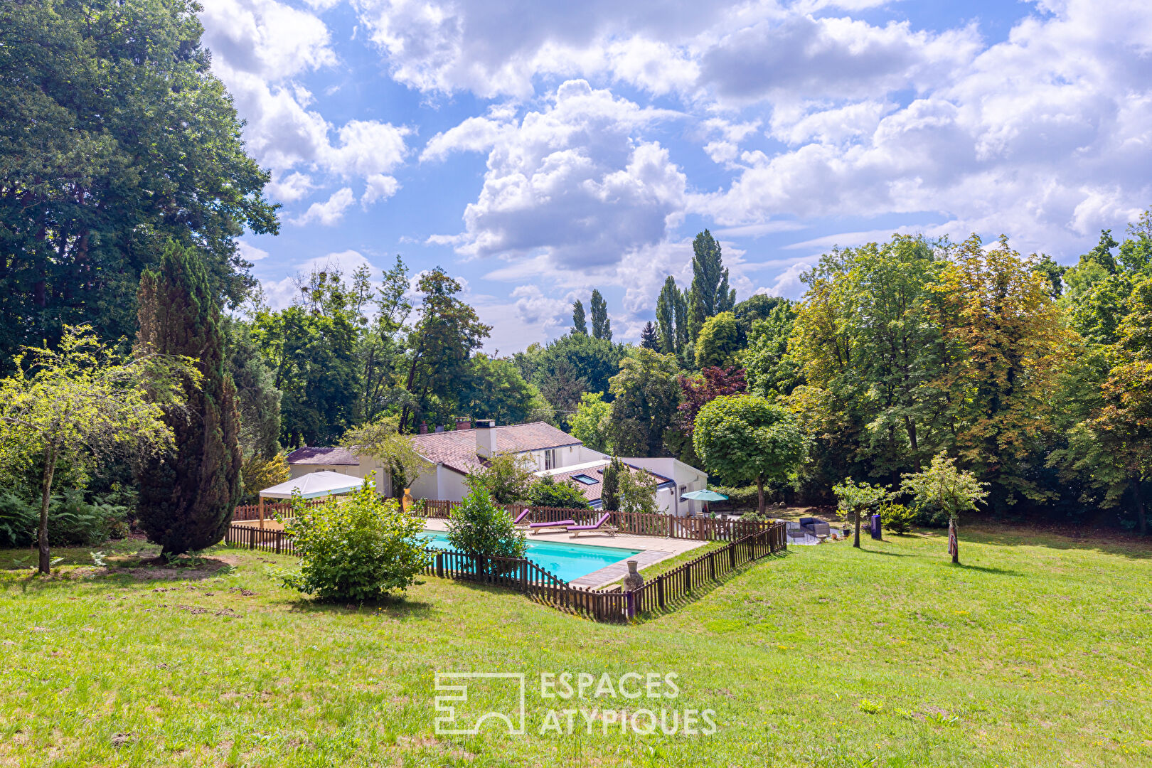 Characterful family home with swimming pool in the heart of Dampierre-en-Yvelines