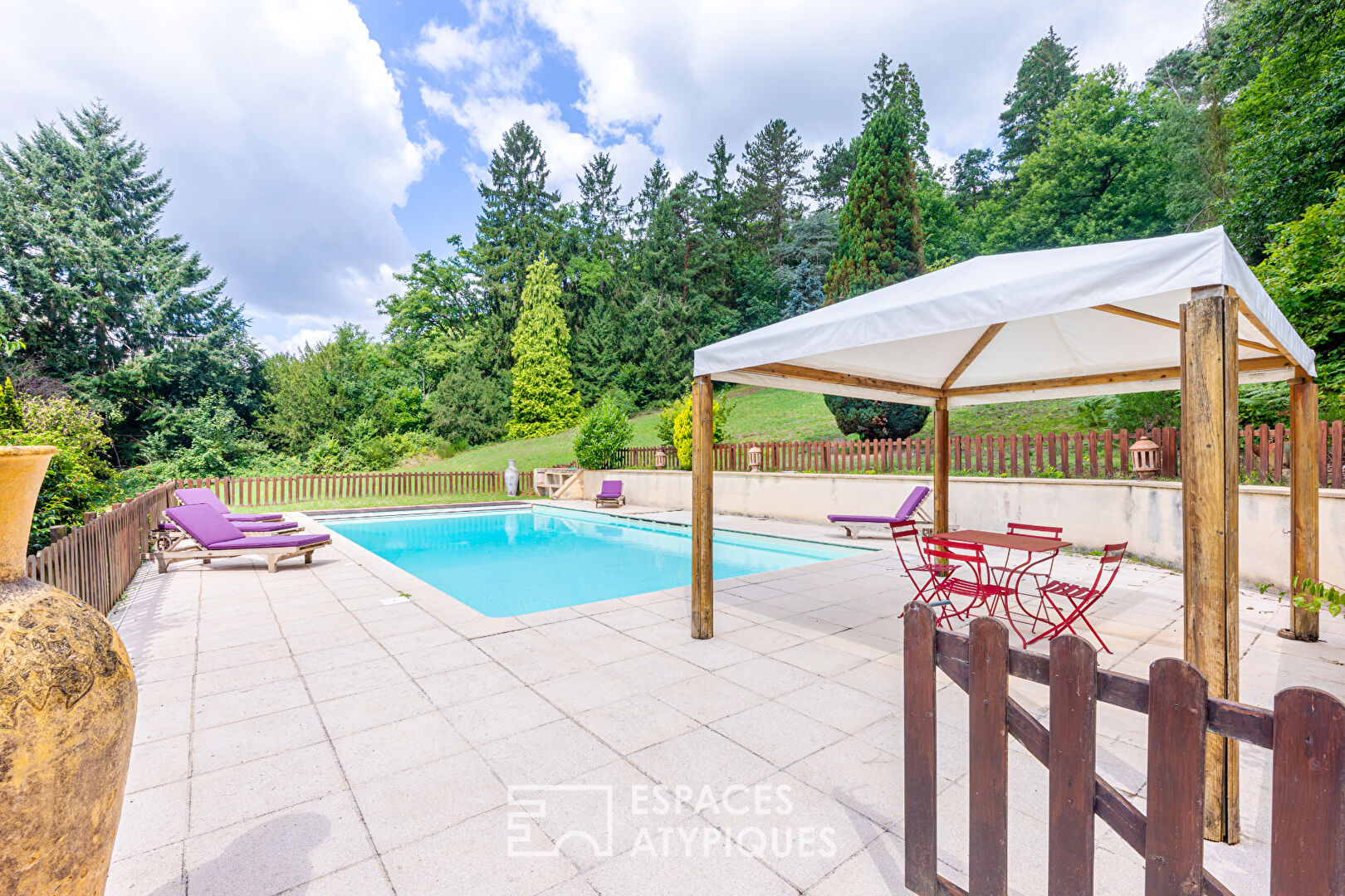 Characterful family home with swimming pool in the heart of Dampierre-en-Yvelines