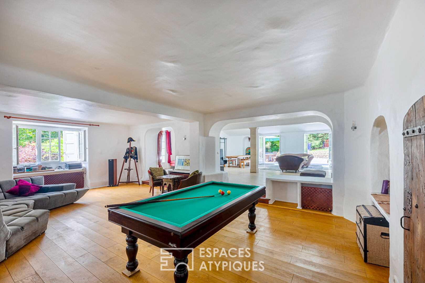 Characterful family home with swimming pool in the heart of Dampierre-en-Yvelines