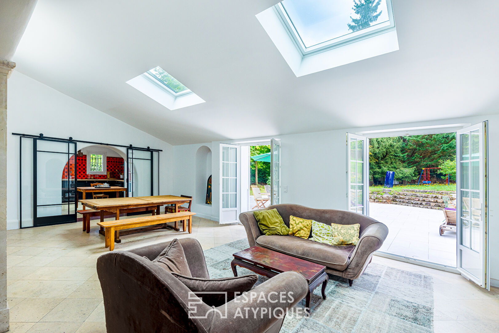 Characterful family home with swimming pool in the heart of Dampierre-en-Yvelines