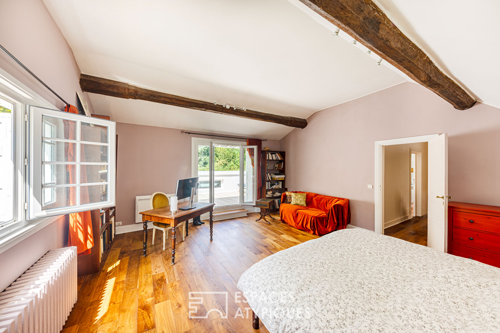 Characterful family home with swimming pool in the heart of Dampierre-en-Yvelines