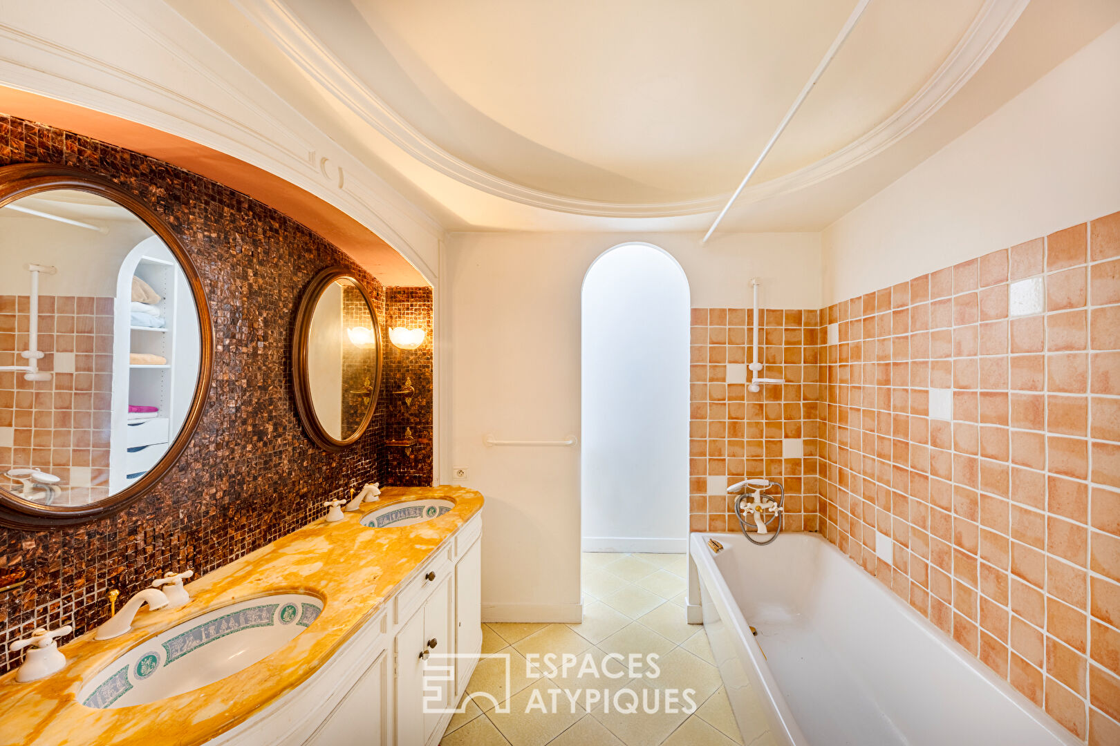 Characterful family home with swimming pool in the heart of Dampierre-en-Yvelines