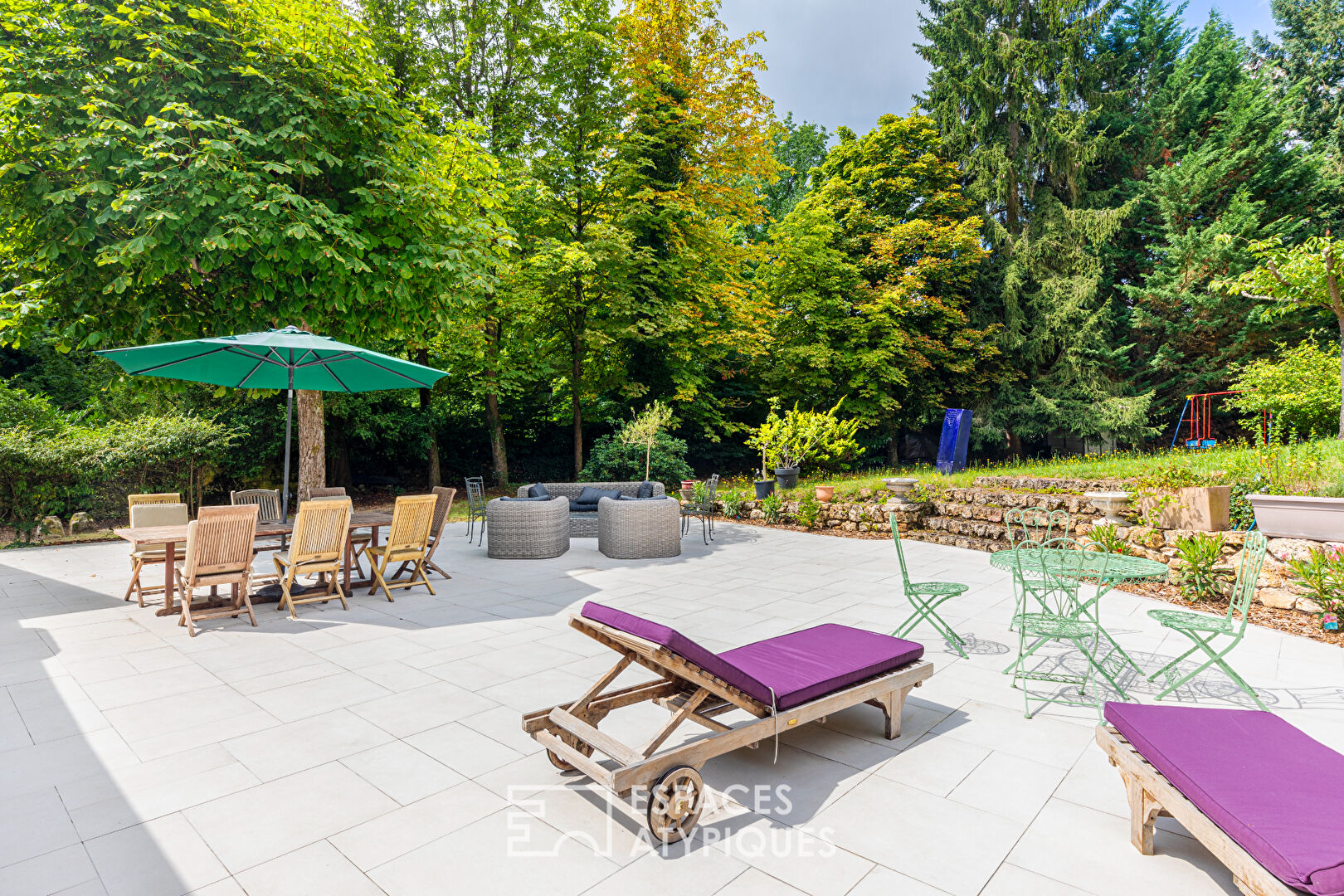 Characterful family home with swimming pool in the heart of Dampierre-en-Yvelines