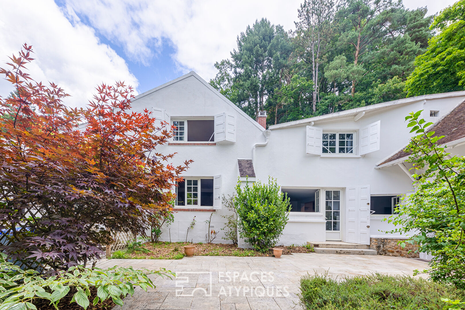 Characterful family home with swimming pool in the heart of Dampierre-en-Yvelines