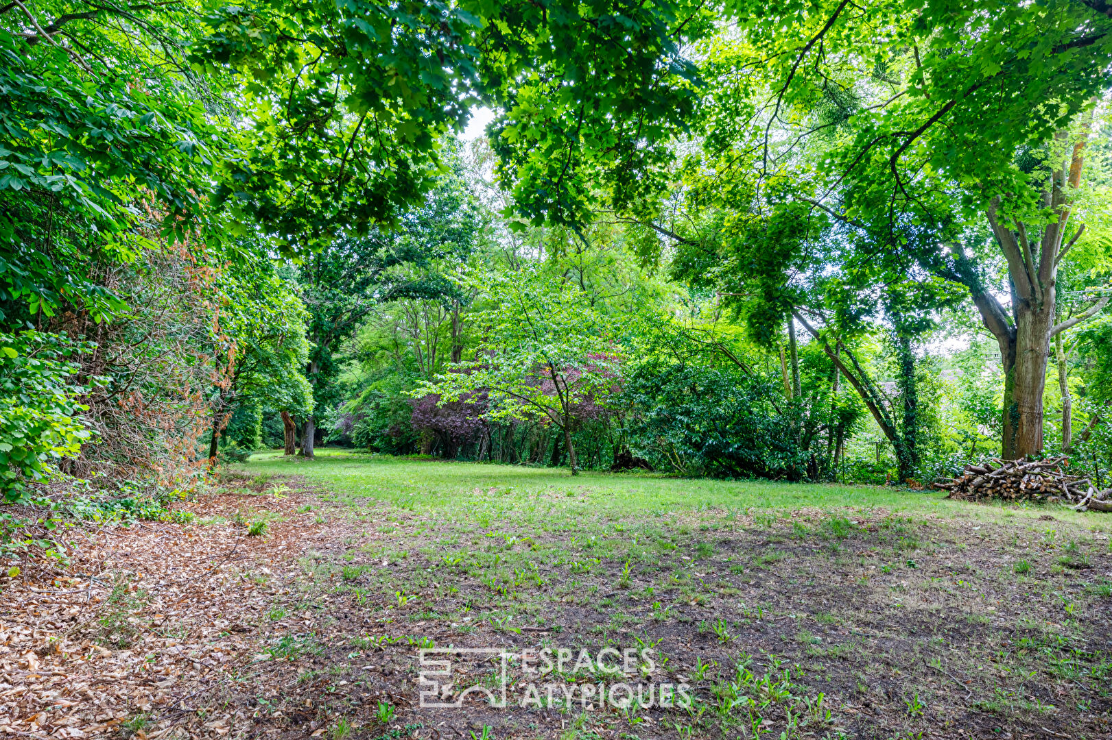 Characterful family home with swimming pool in the heart of Dampierre-en-Yvelines