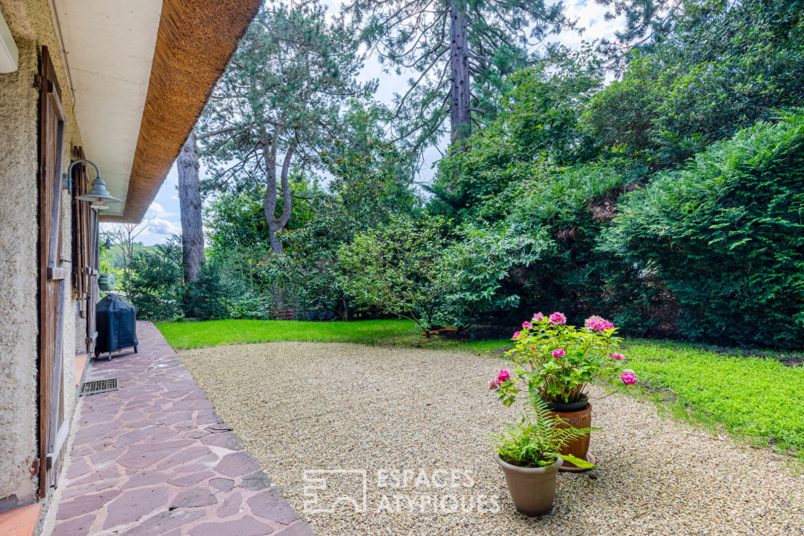 Charming thatched cottage, haven of peace near the train station