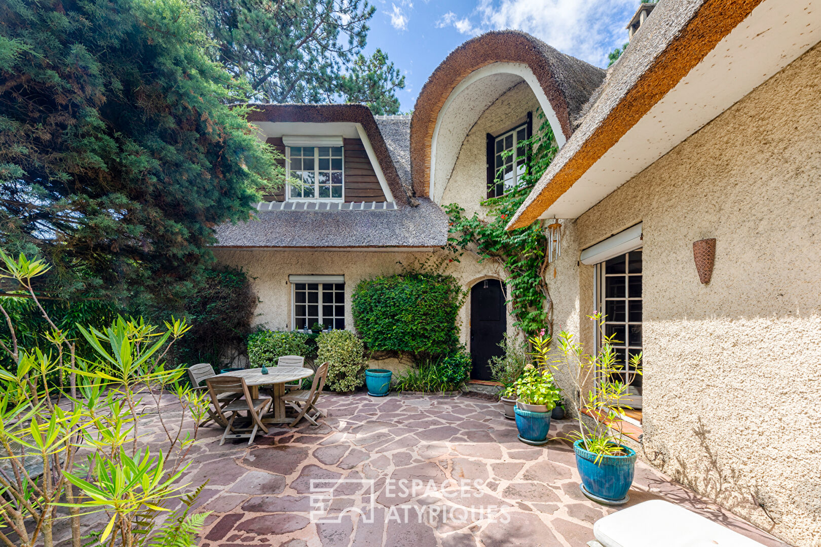 Charming thatched cottage, haven of peace near the train station
