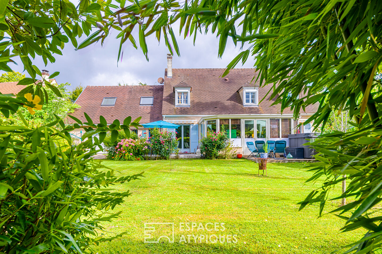 Bright house with jacuzzi and waterfront garden in Chevreuse