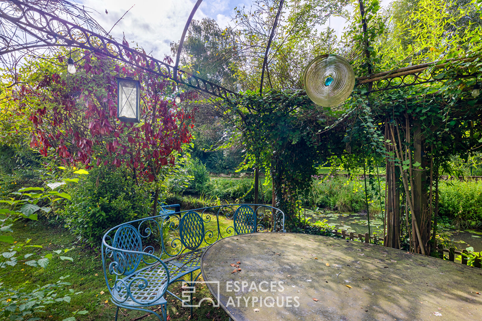 Bright house with jacuzzi and waterfront garden in Chevreuse