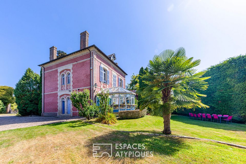 Maison de maître XIXe haute en couleurs avec jardin clos et dépendance à Chavenay