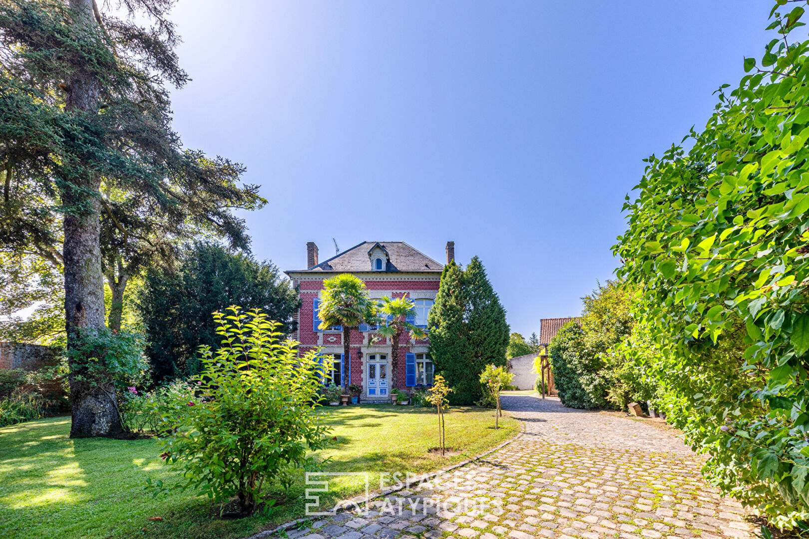 Maison de maître XIXe haute en couleurs avec jardin clos et dépendance à Chavenay