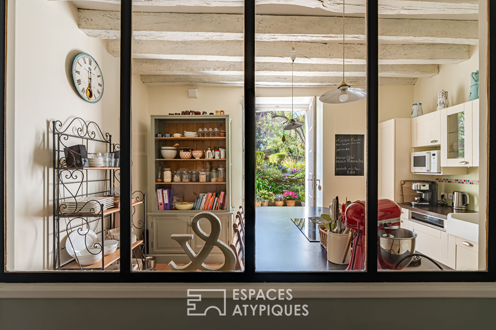 Charming apartment in a mansion, surrounded by its 3,000 sqm park