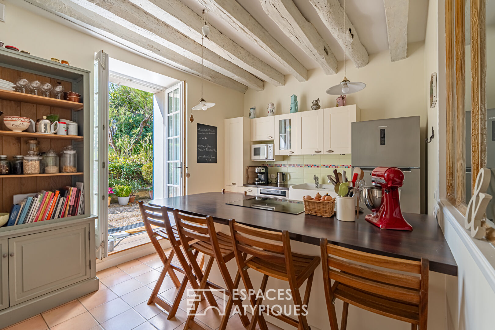 Charming apartment in a mansion, surrounded by its 3,000 sqm park