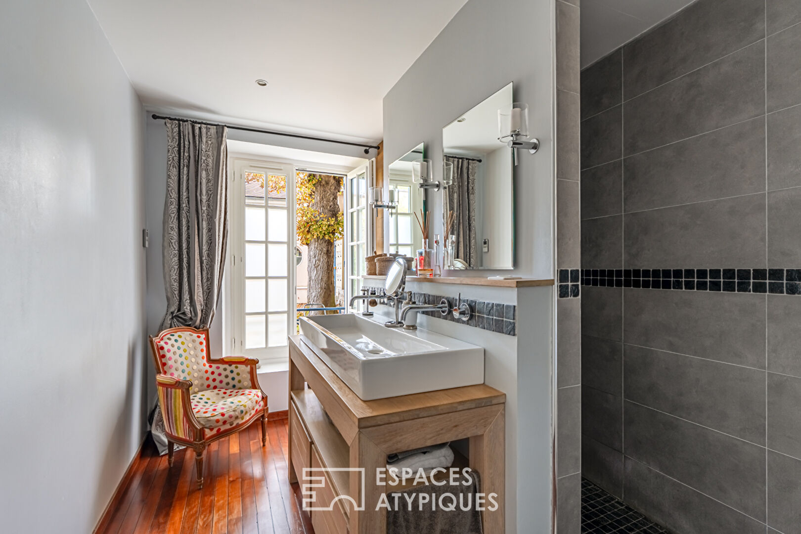 Charming apartment in a mansion, surrounded by its 3,000 sqm park