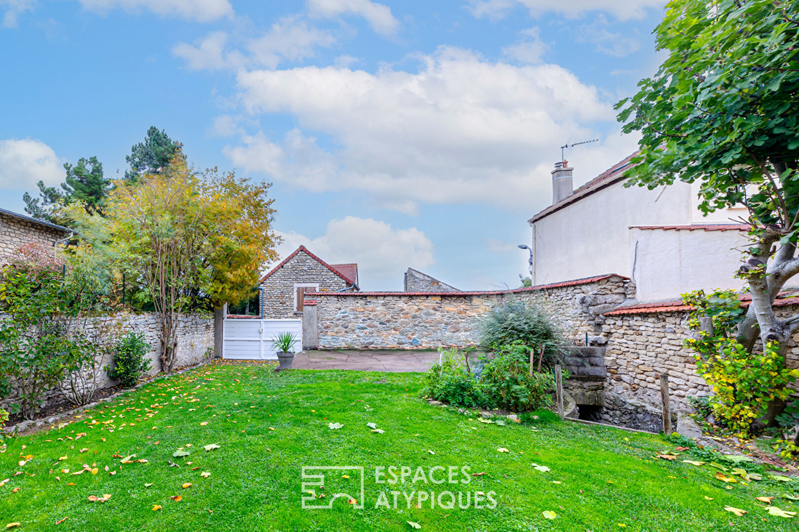 Maison de village de caractère et son atelier indépendant au coeur de Bouafle
