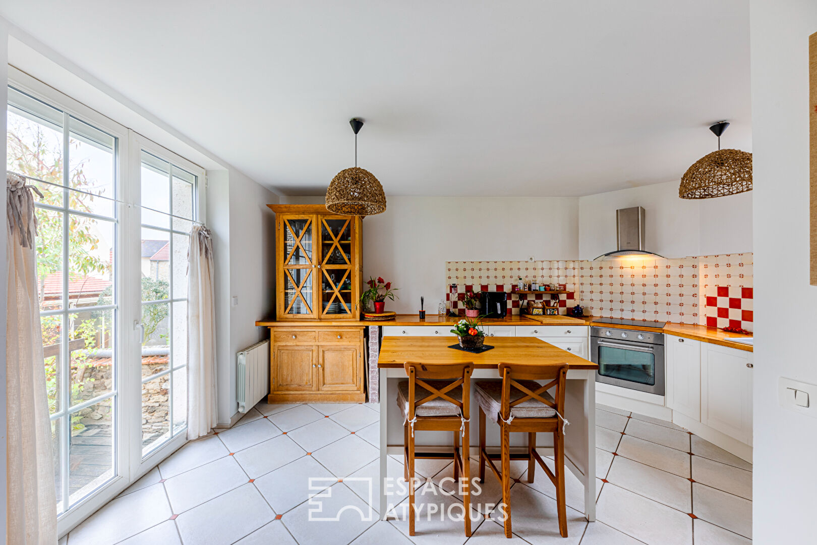 Maison de village de caractère et son atelier indépendant au coeur de Bouafle