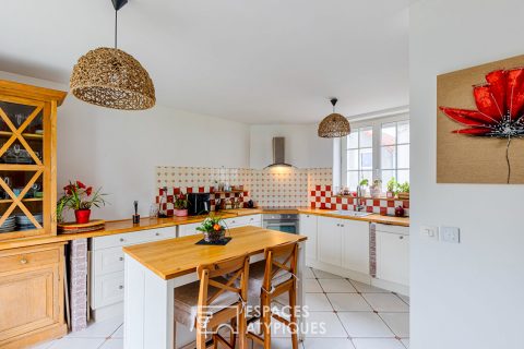 Maison de village de caractère et son atelier indépendant au coeur de Bouafle