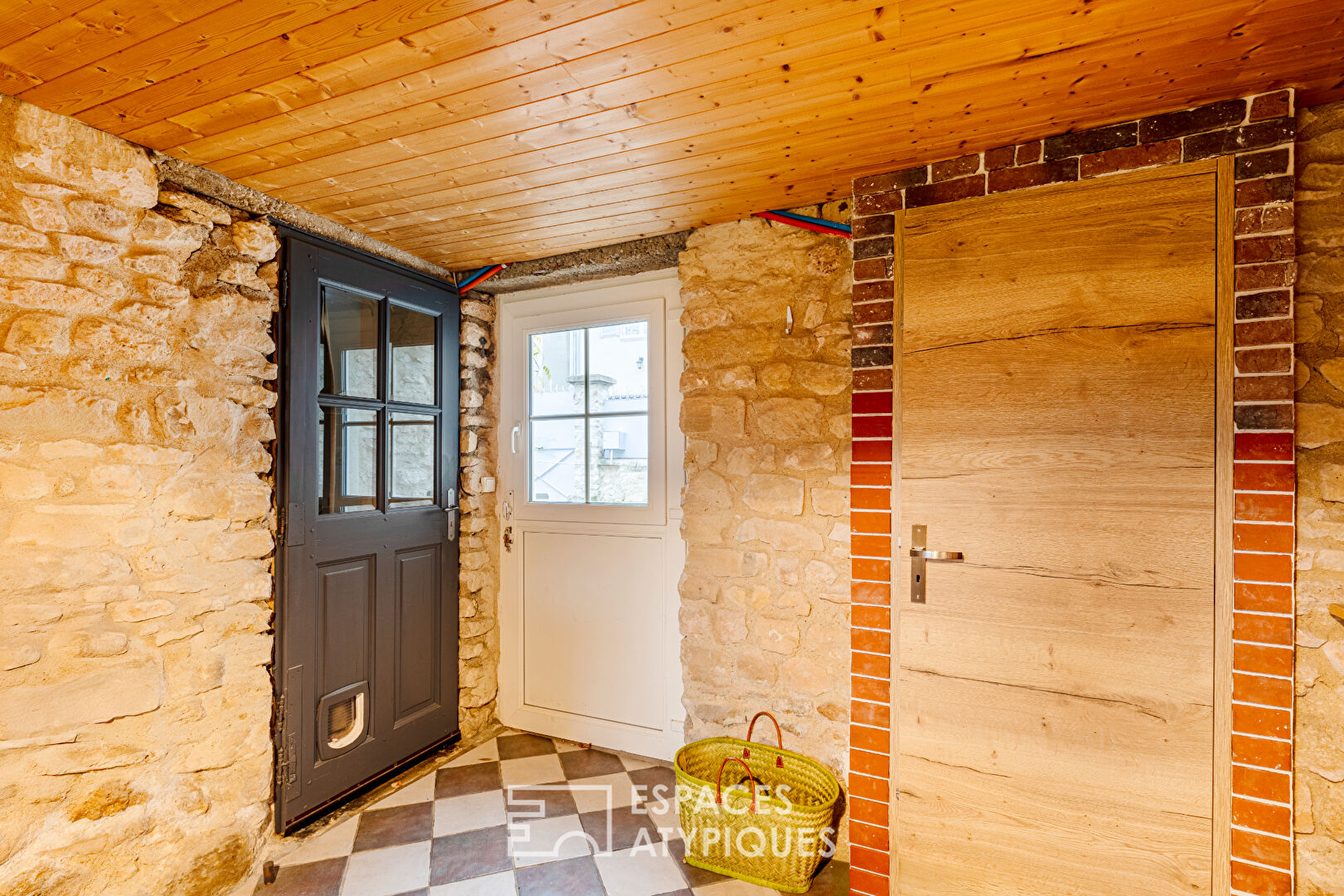 Maison de village de caractère et son atelier indépendant au coeur de Bouafle