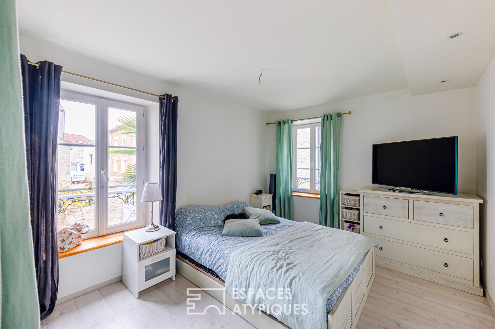 Maison de village de caractère et son atelier indépendant au coeur de Bouafle