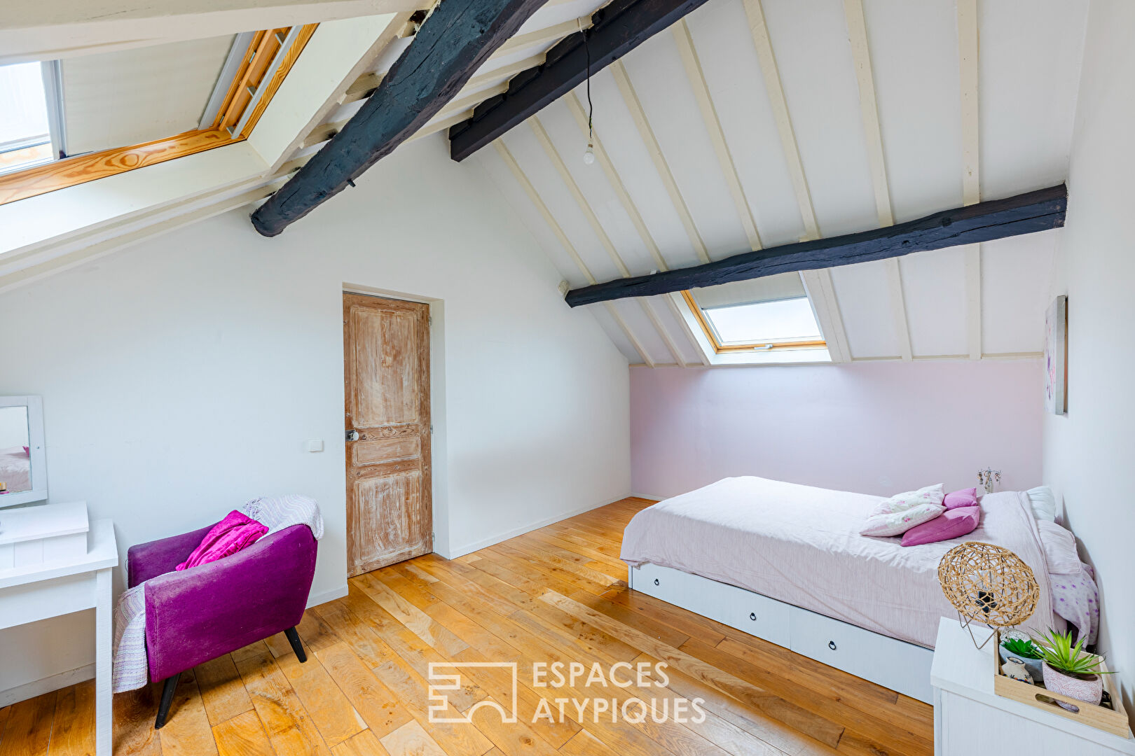 Maison de village de caractère et son atelier indépendant au coeur de Bouafle