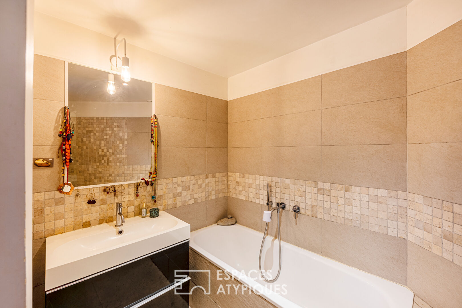 Townhouse like a triplex overlooking the courtyard and its Saint-Tropez terrace