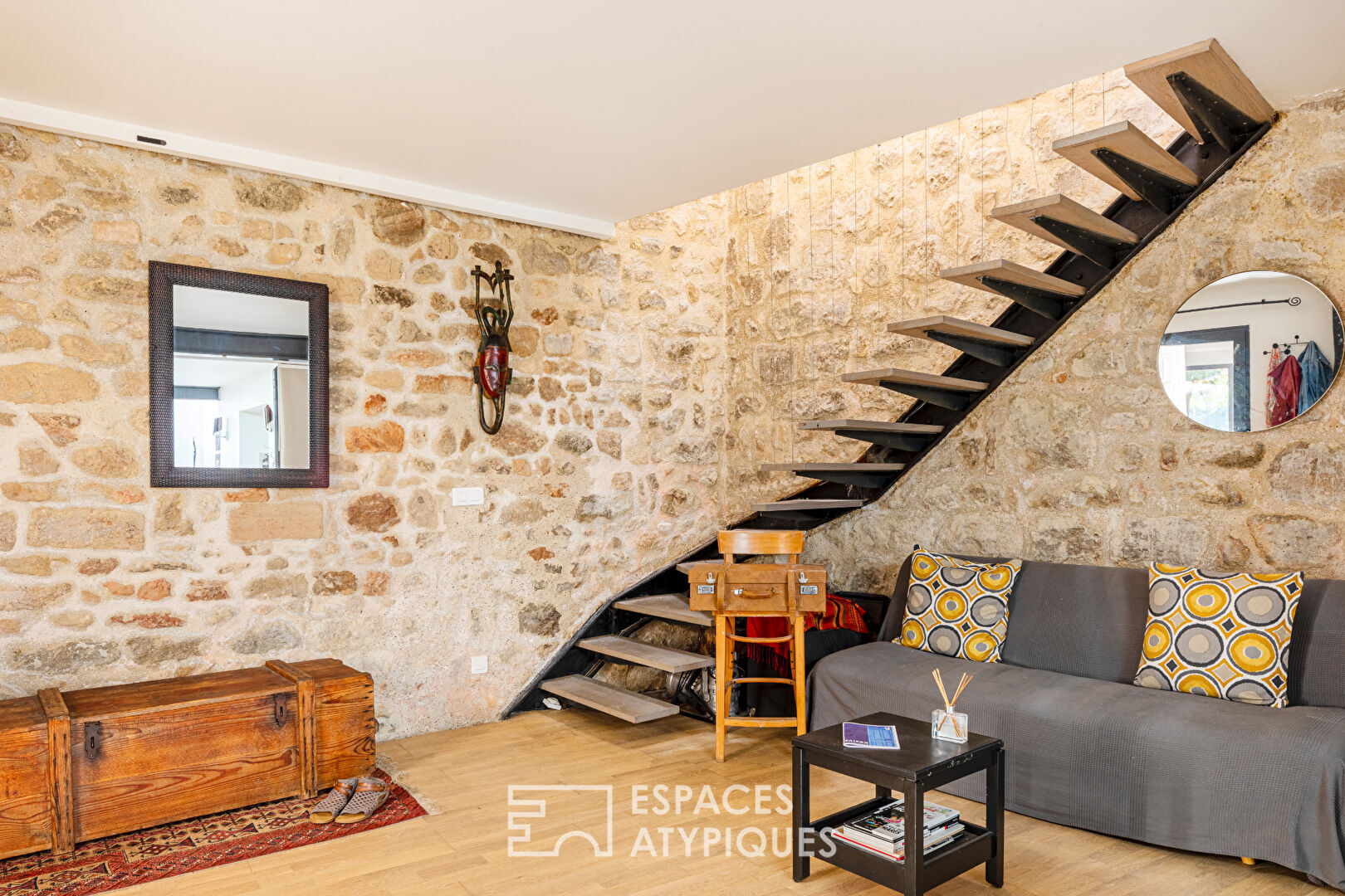 Townhouse like a triplex overlooking the courtyard and its Saint-Tropez terrace