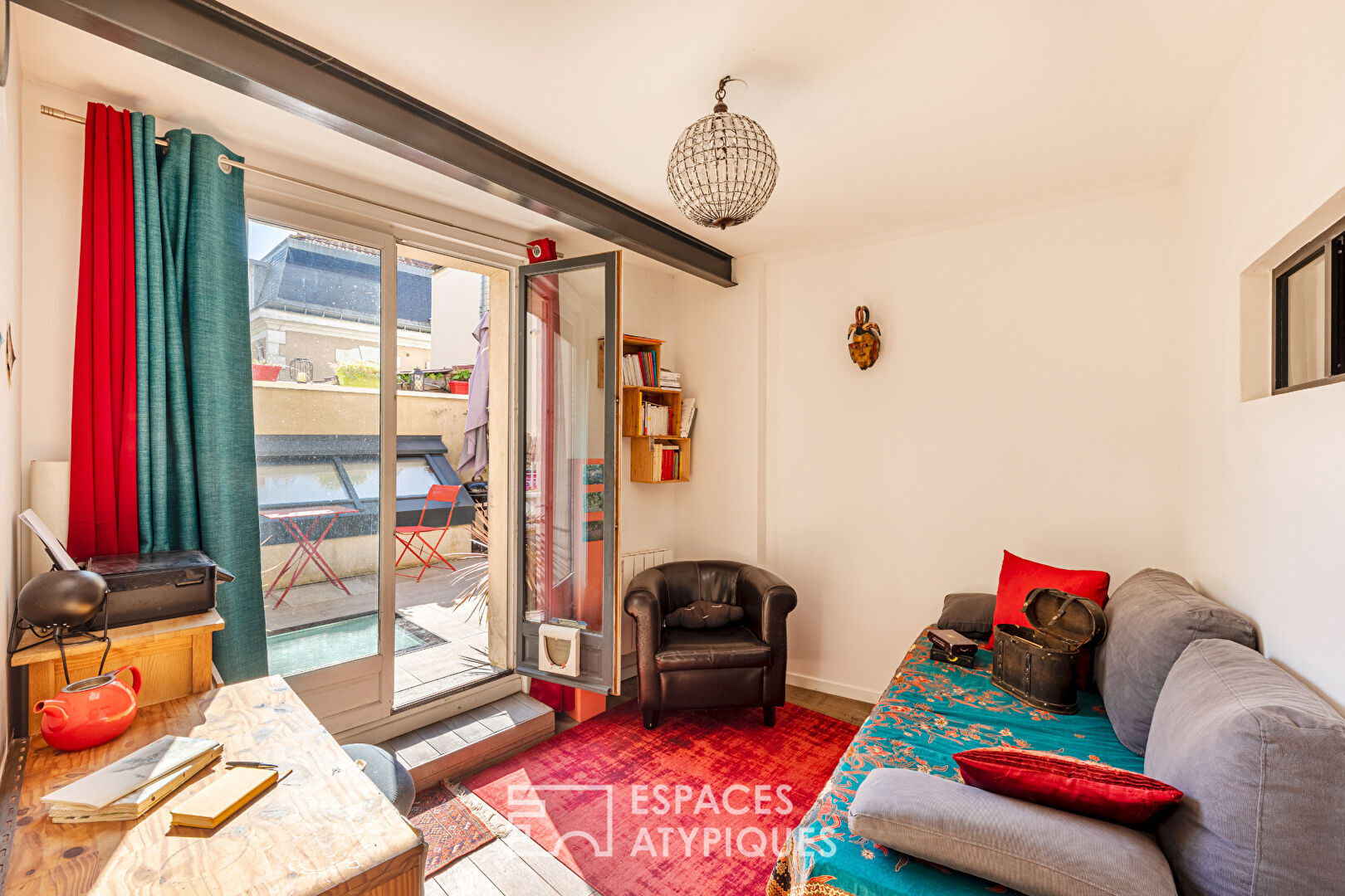 Townhouse like a triplex overlooking the courtyard and its Saint-Tropez terrace