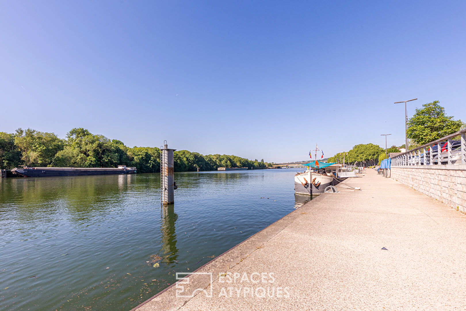 Townhouse like a triplex overlooking the courtyard and its Saint-Tropez terrace
