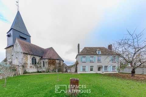 Ancien presbytère rénové avec jardin de curé au pied de l&rsquo;église