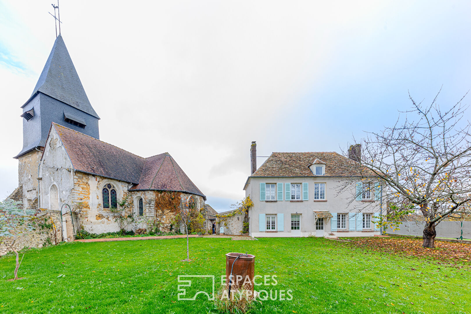 Ancien presbytère rénové avec jardin de curé au pied de l’église