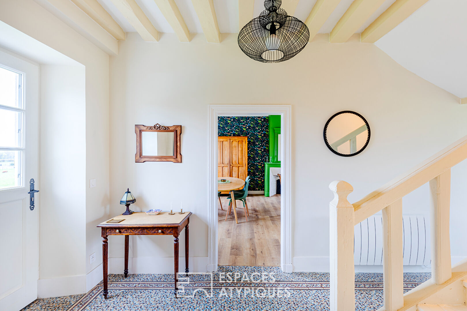 Ancien presbytère rénové avec jardin de curé au pied de l’église