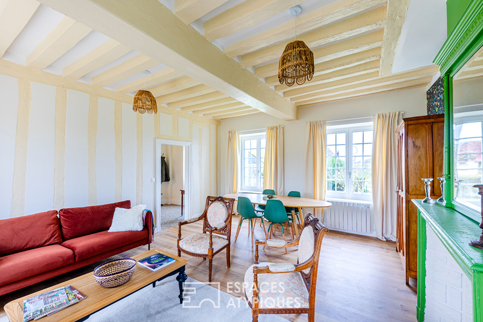 Ancien presbytère rénové avec jardin de curé au pied de l’église