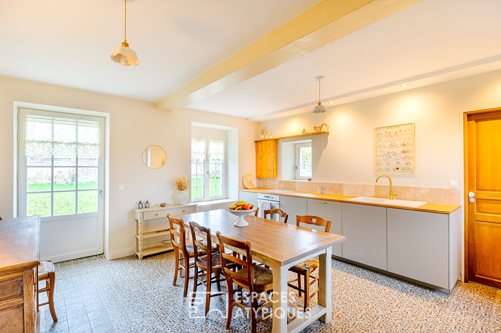 Ancien presbytère rénové avec jardin de curé au pied de l’église