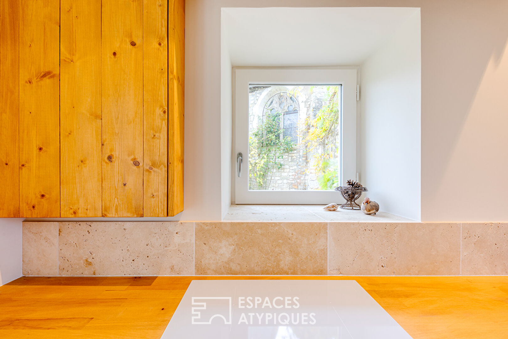 Ancien presbytère rénové avec jardin de curé au pied de l’église