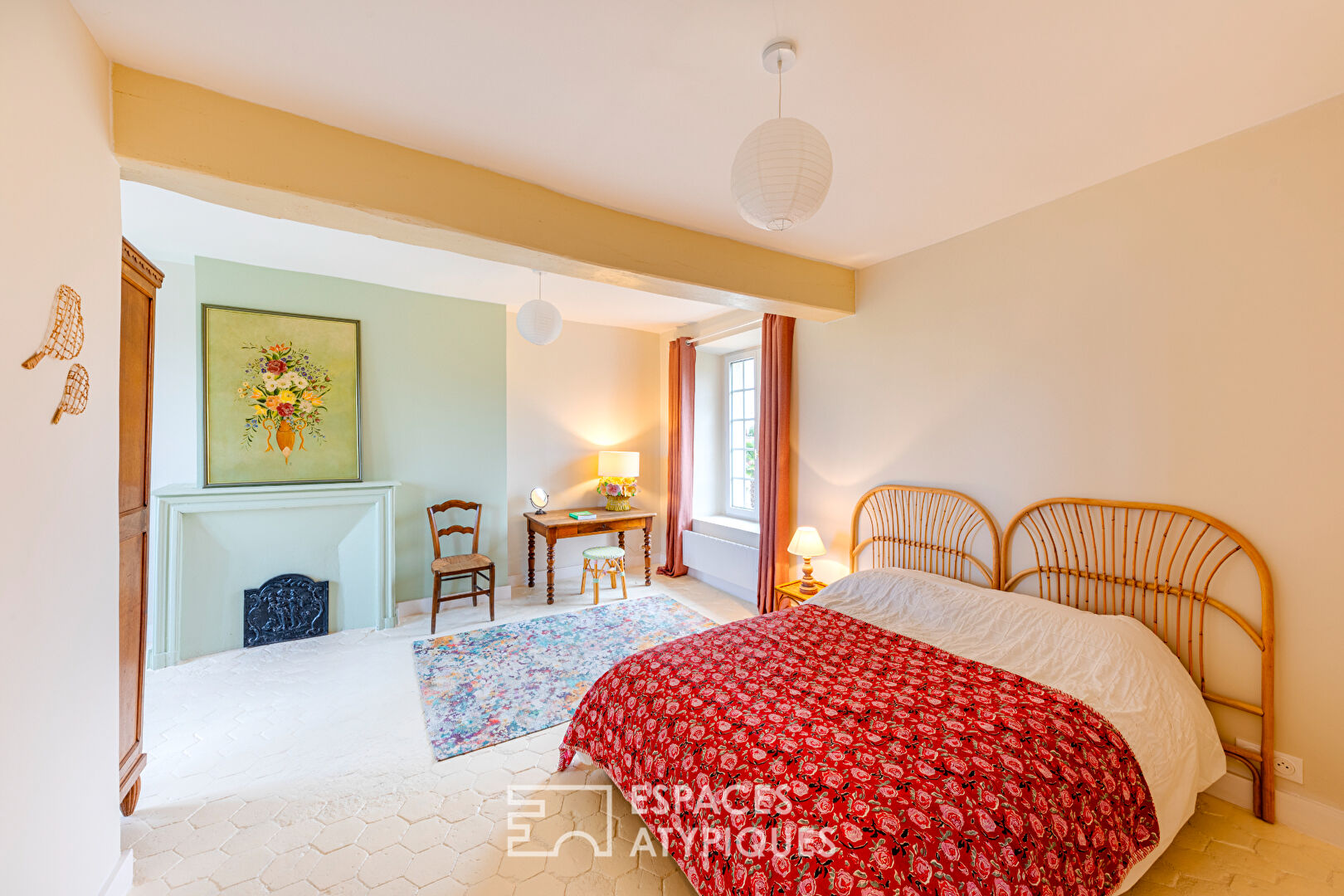 Ancien presbytère rénové avec jardin de curé au pied de l’église